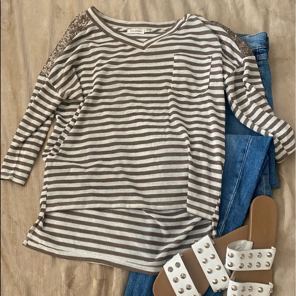 Cute 3/4 sleeve top with sequins